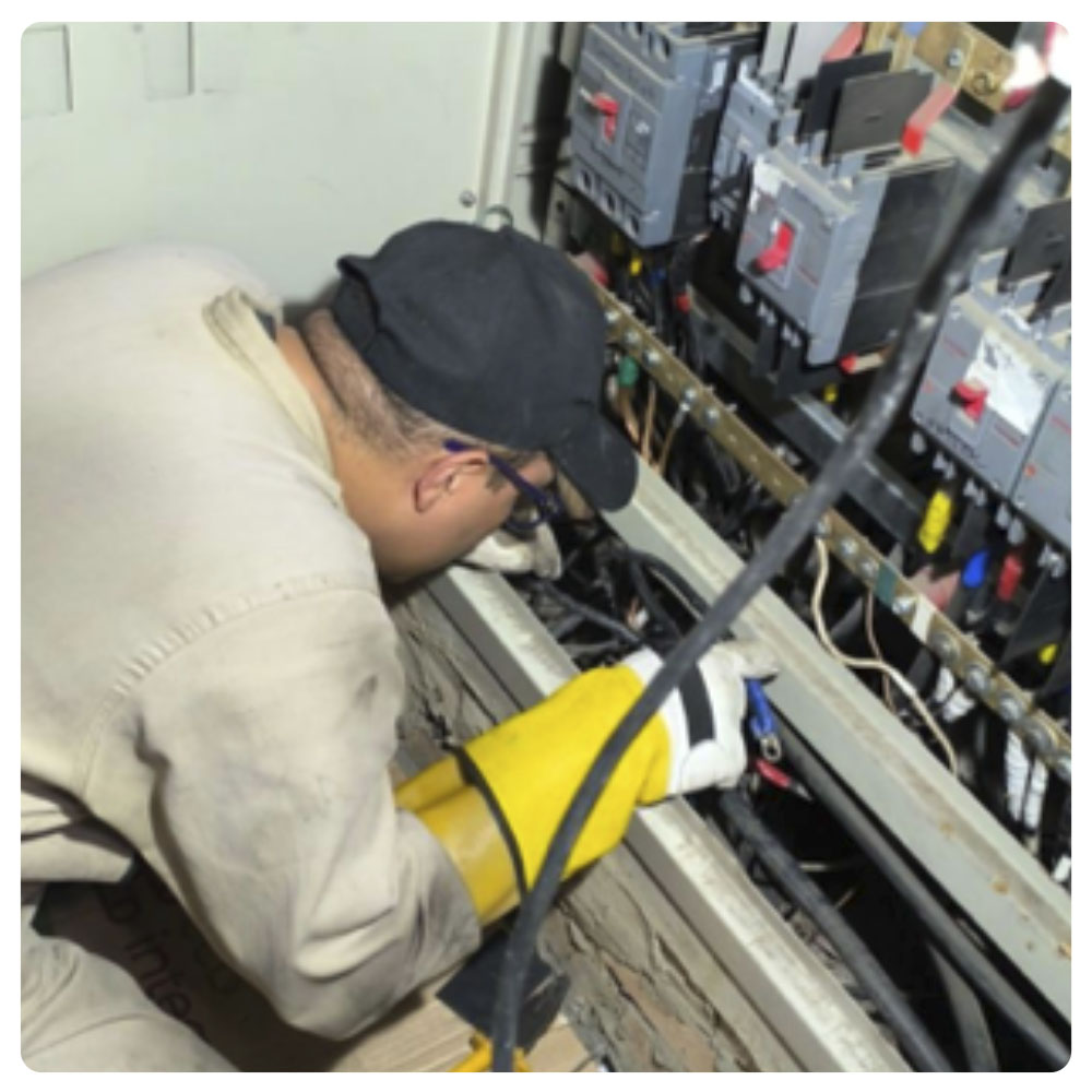 Electricista en Fusagasugá, Fusa, Cundinamarca. Revisión interna de instalaciones eléctricas residenciales, industriales y comerciales por aumento de consumo de energía en el recibo o factura de las empresas de energía. Electricista John Jairo Contreras Sierra. Electricistas, eléctricos y trabajos de electricidad en Bogotá y Colombia